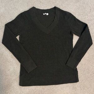 Gap V-Neck Sweater☃️